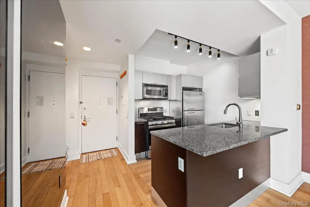 350 W 42nd Street #19I New York (Manhattan), NY 10036