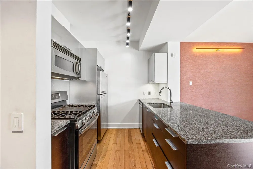 350 W 42nd Street #19I New York (Manhattan), NY 10036