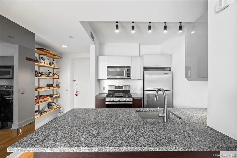 350 W 42nd Street #19I New York (Manhattan), NY 10036