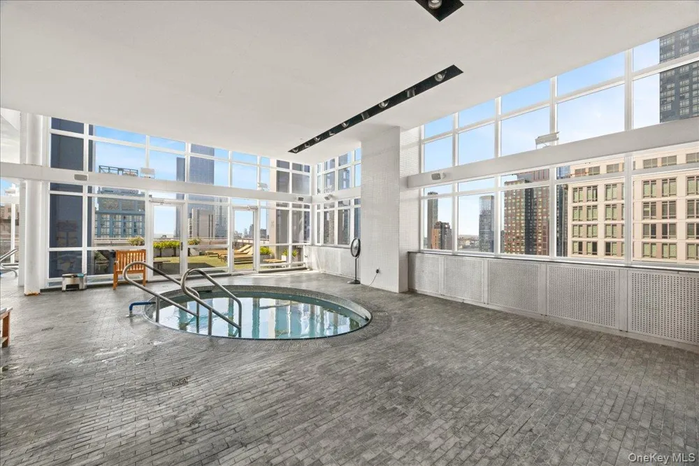 350 W 42nd Street #19I New York (Manhattan), NY 10036