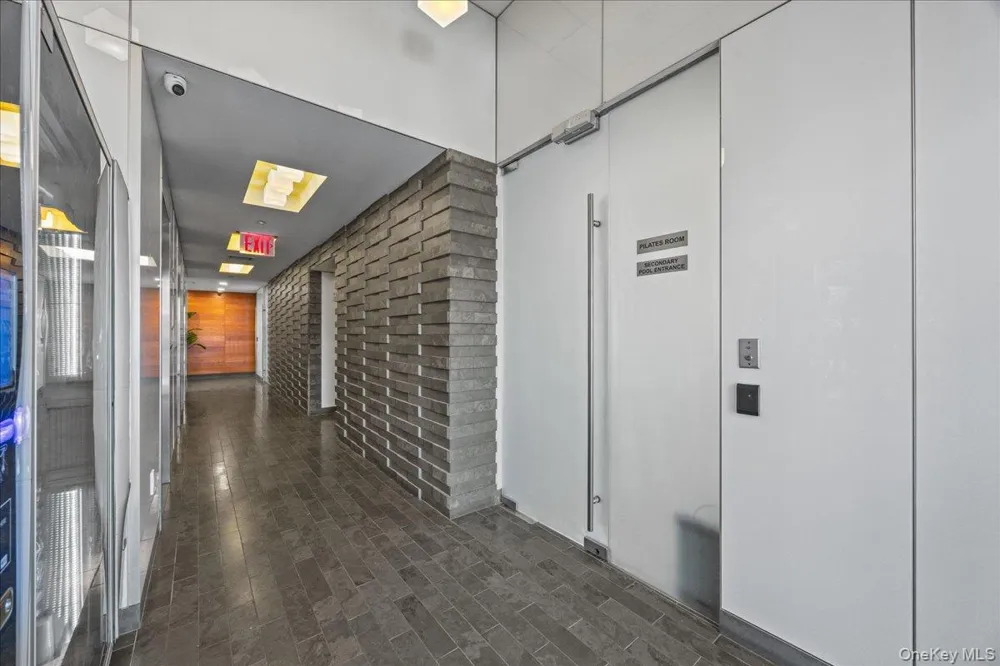 350 W 42nd Street #19I New York (Manhattan), NY 10036