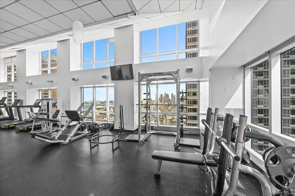 350 W 42nd Street #19I New York (Manhattan), NY 10036