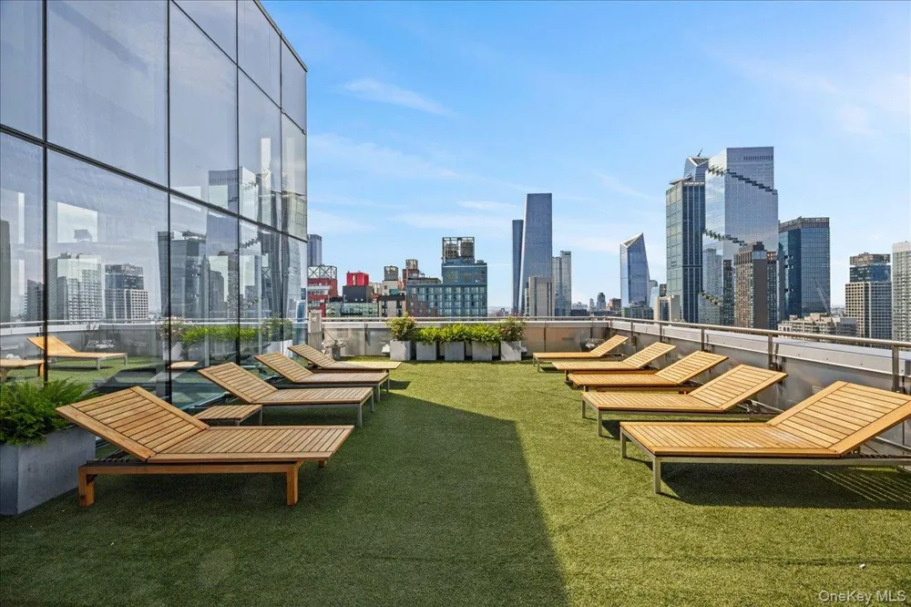 350 W 42nd Street #19I New York (Manhattan), NY 10036