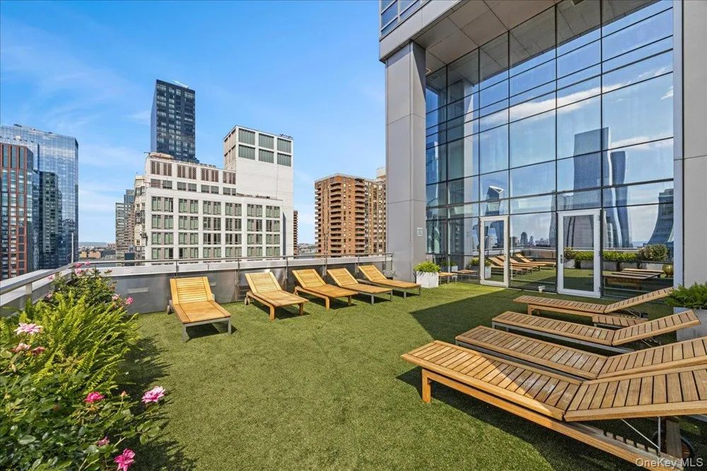 350 W 42nd Street #19I New York (Manhattan), NY 10036