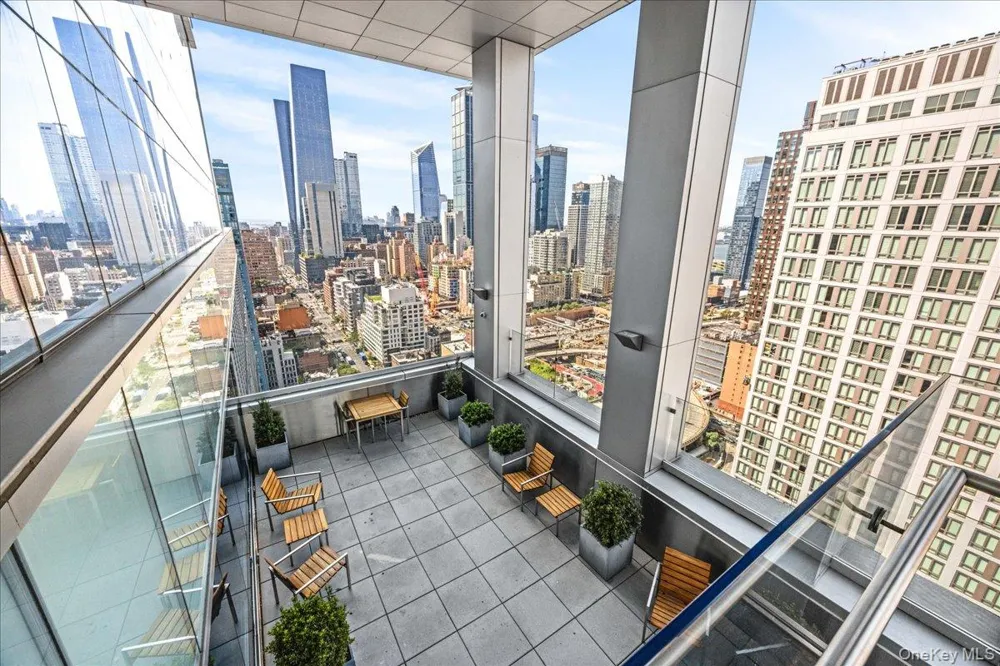 350 W 42nd Street #19I New York (Manhattan), NY 10036