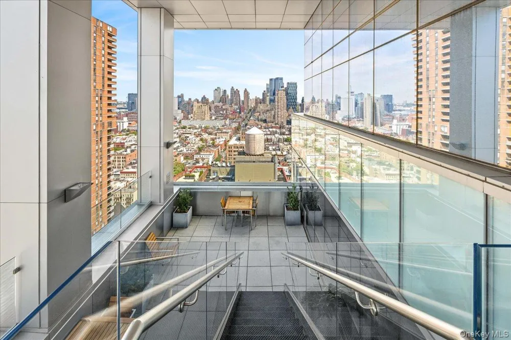 350 W 42nd Street #19I New York (Manhattan), NY 10036