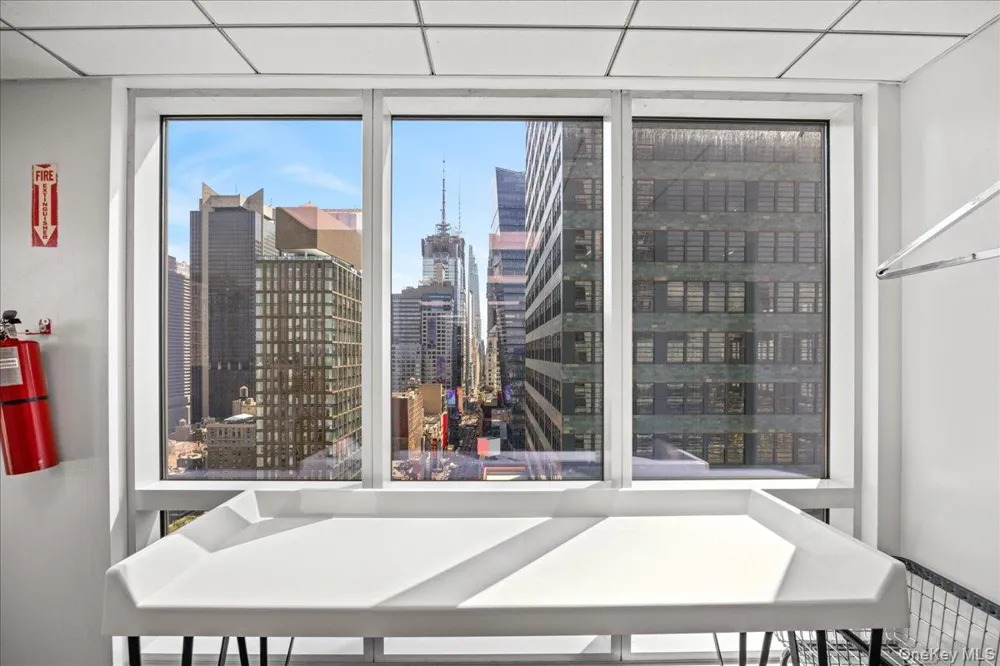 350 W 42nd Street #19I New York (Manhattan), NY 10036