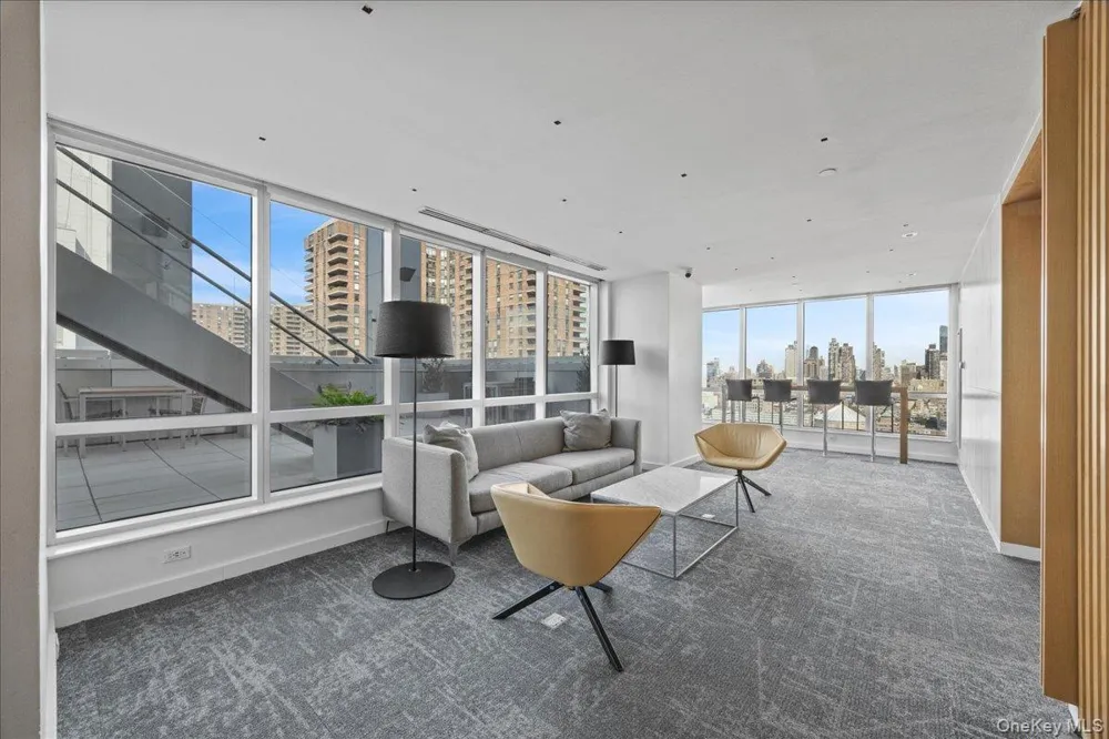 350 W 42nd Street #19I New York (Manhattan), NY 10036