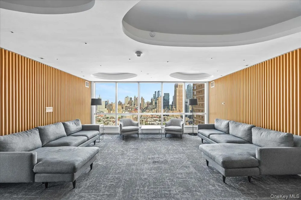 350 W 42nd Street #19I New York (Manhattan), NY 10036
