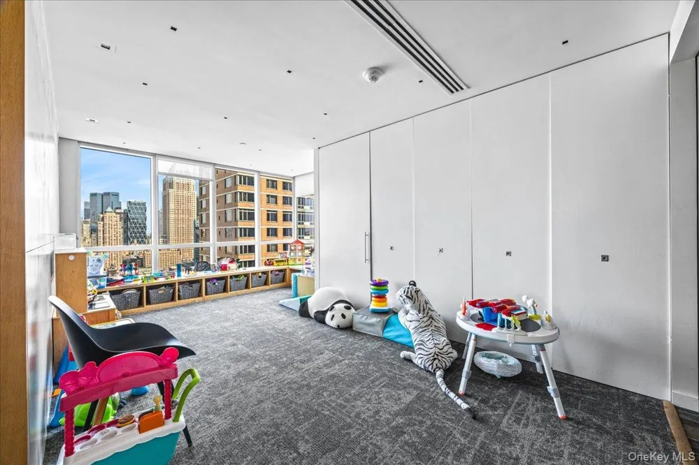 350 W 42nd Street #19I New York (Manhattan), NY 10036