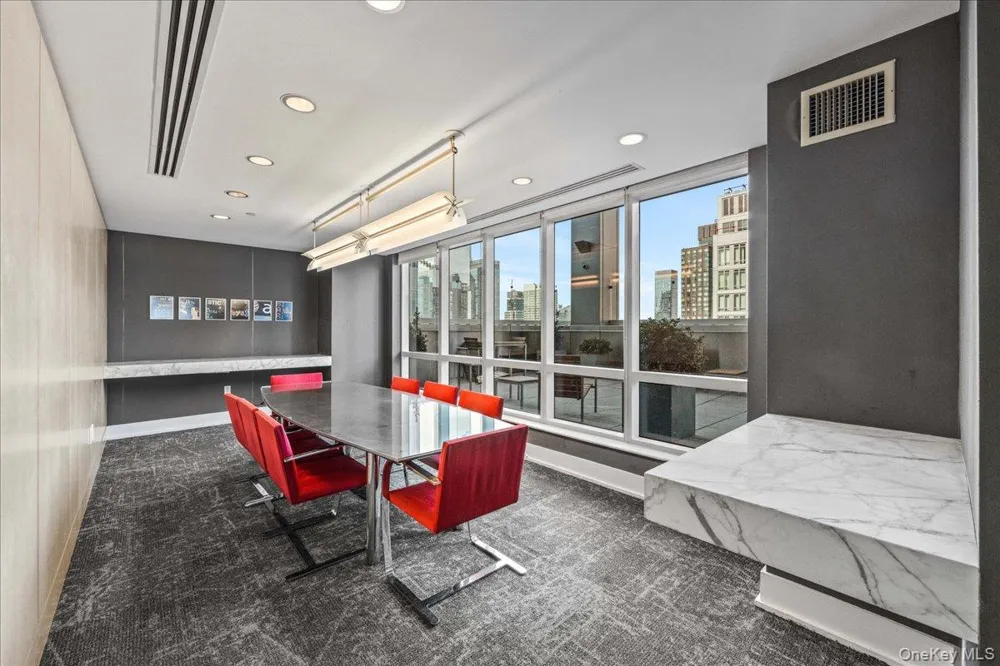 350 W 42nd Street #19I New York (Manhattan), NY 10036