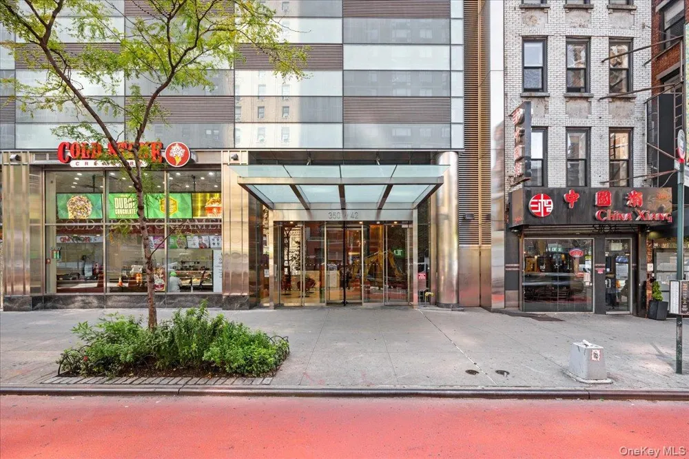 350 W 42nd Street #19I New York (Manhattan), NY 10036