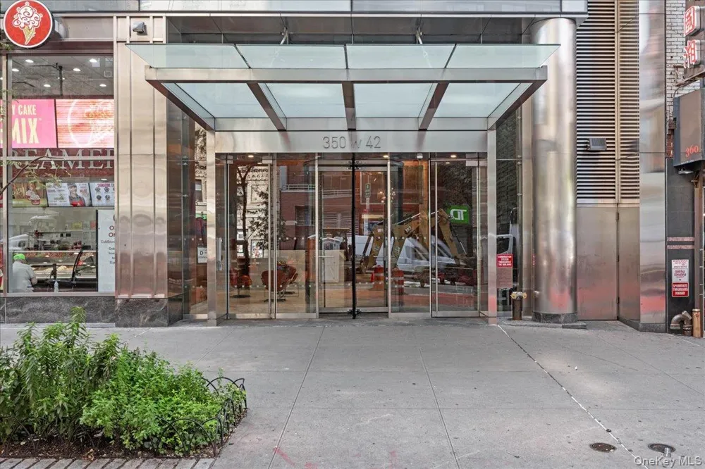 350 W 42nd Street #19I New York (Manhattan), NY 10036