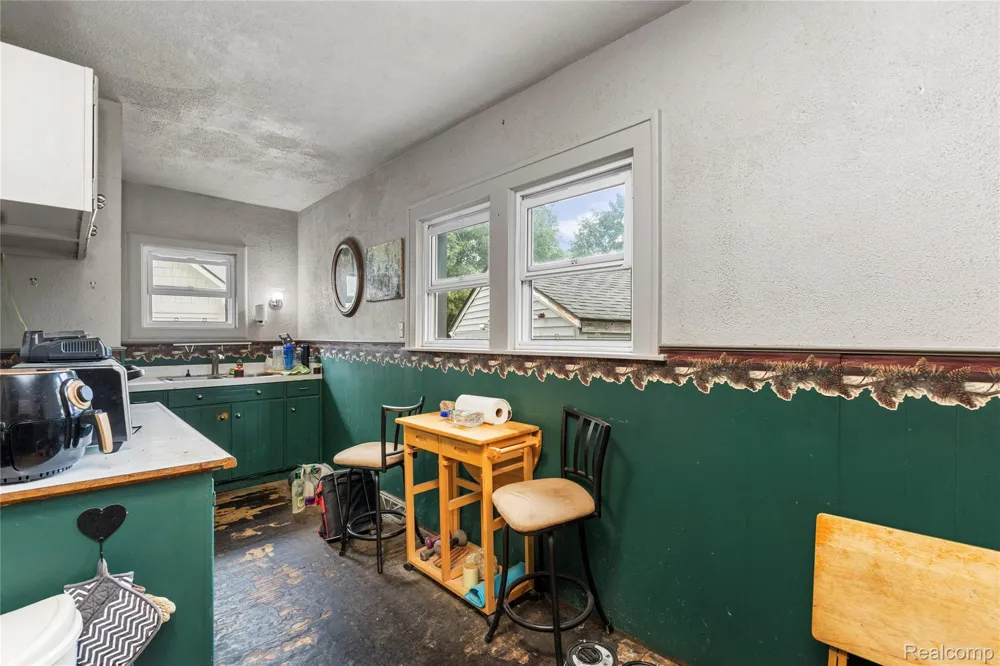 328 Romeo Road Rochester City, MI 48307