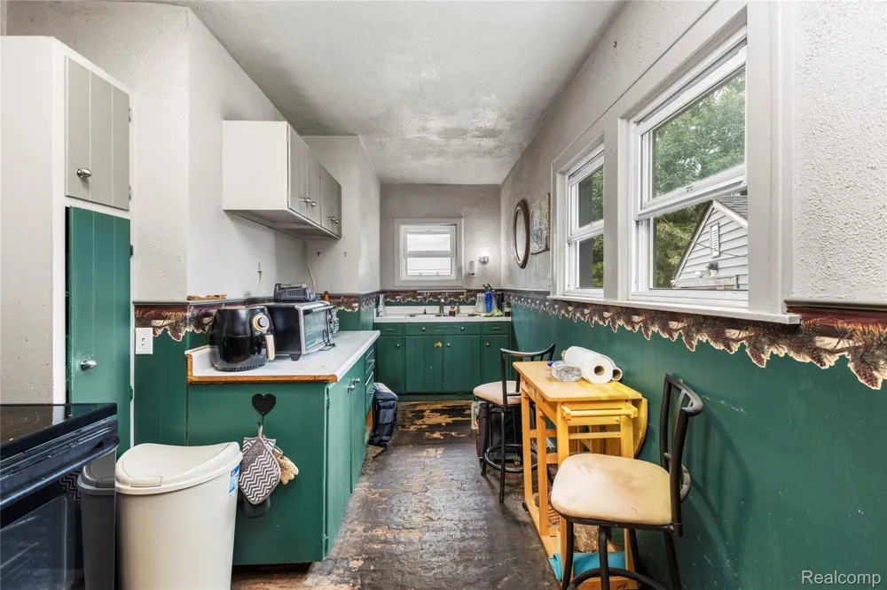 328 Romeo Road Rochester City, MI 48307