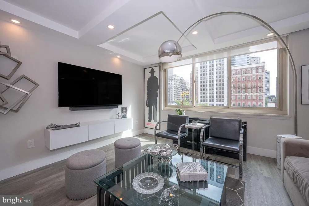 1919 CHESTNUT STREET #714 Philadelphia, PA 19103