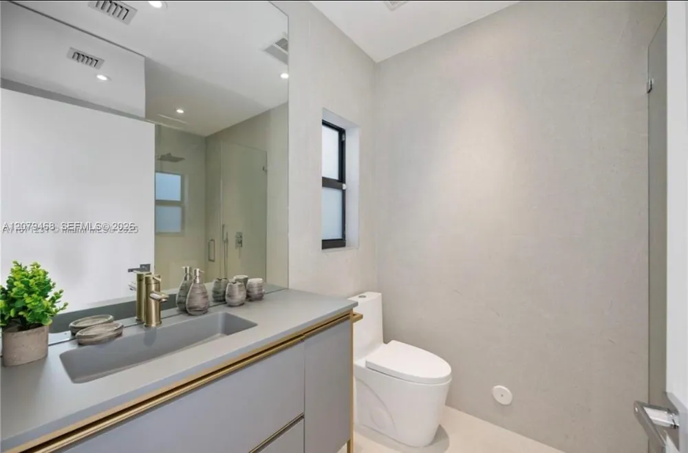 900 W 47th Ct Miami Beach, FL 33140