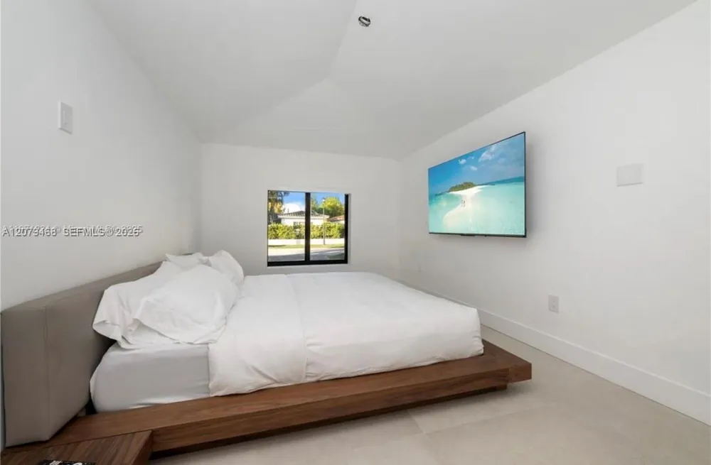 900 W 47th Ct Miami Beach, FL 33140