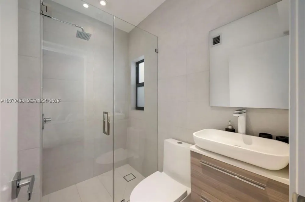 900 W 47th Ct Miami Beach, FL 33140