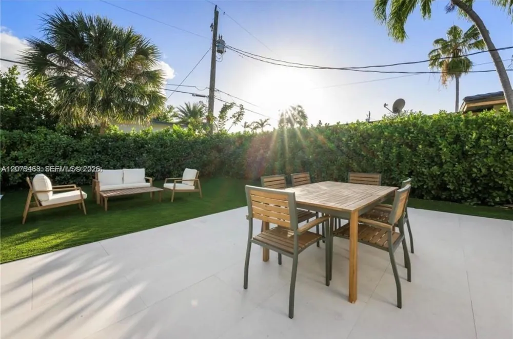 900 W 47th Ct Miami Beach, FL 33140