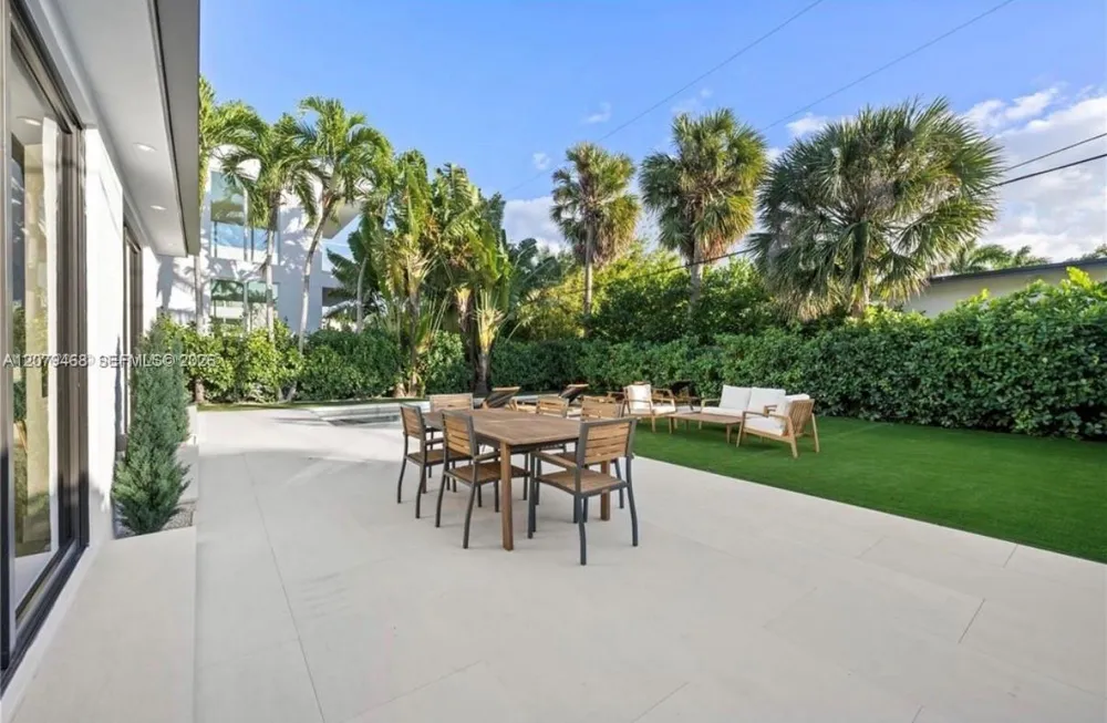900 W 47th Ct Miami Beach, FL 33140