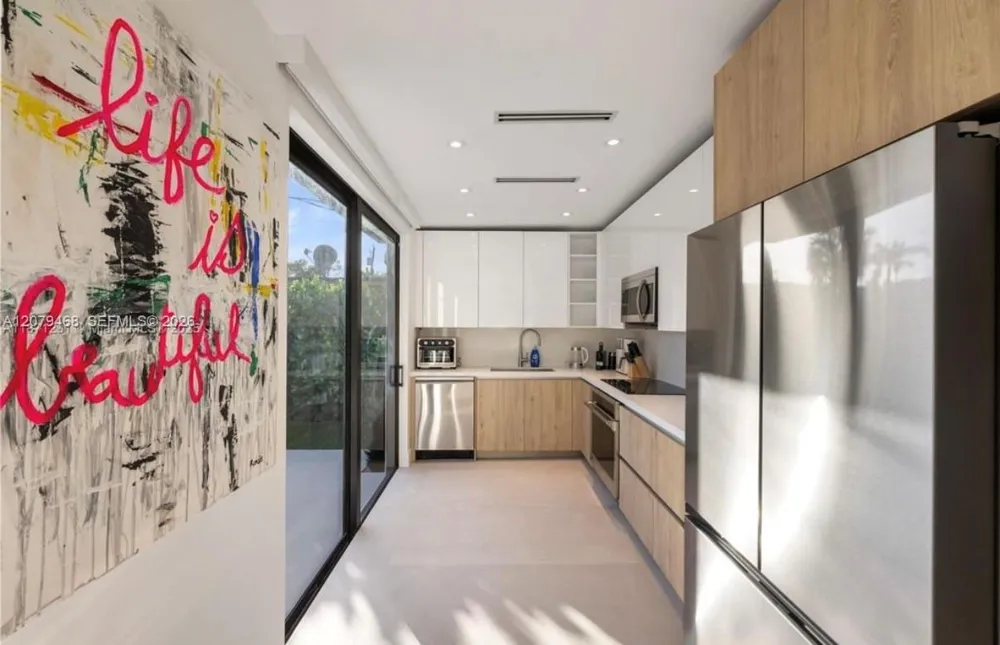 900 W 47th Ct Miami Beach, FL 33140
