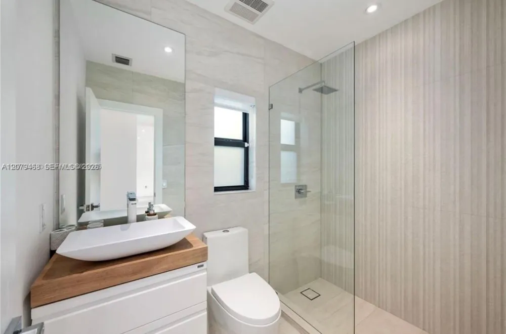 900 W 47th Ct Miami Beach, FL 33140