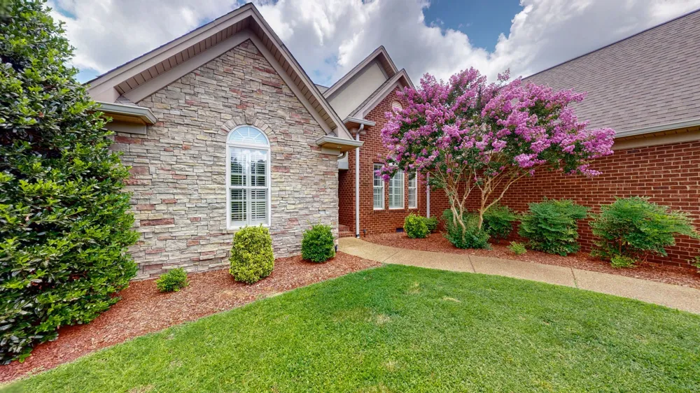 1007 Briarwood Dr Cottontown, TN 37048