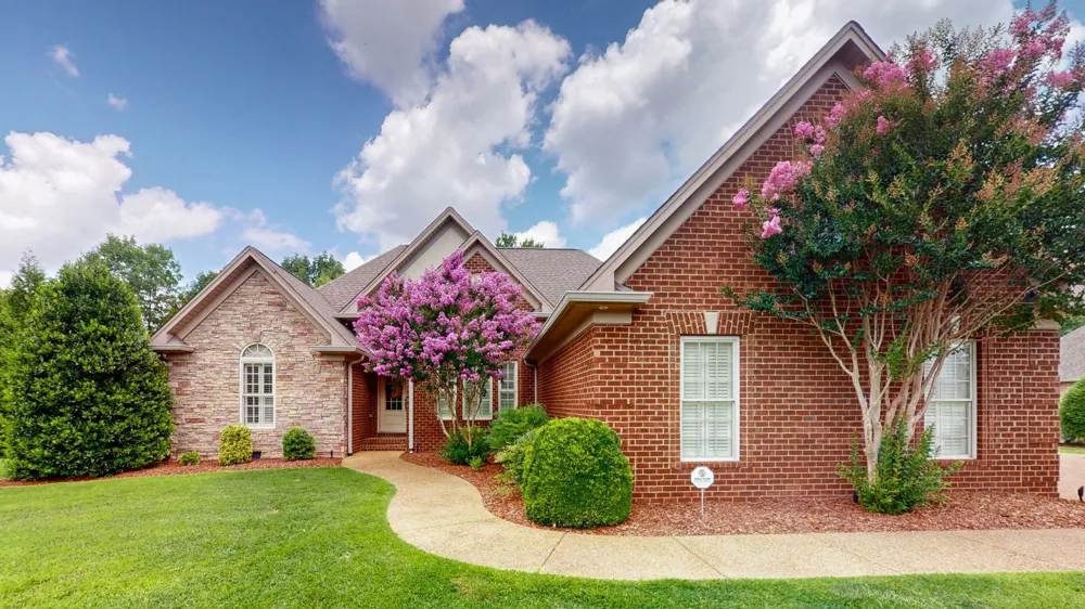 1007 Briarwood Dr Cottontown, TN 37048