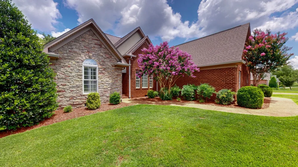 1007 Briarwood Dr Cottontown, TN 37048