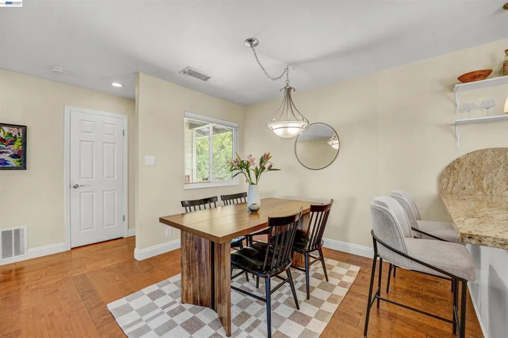 2547 Silvercrest Ct Pinole, CA 94564