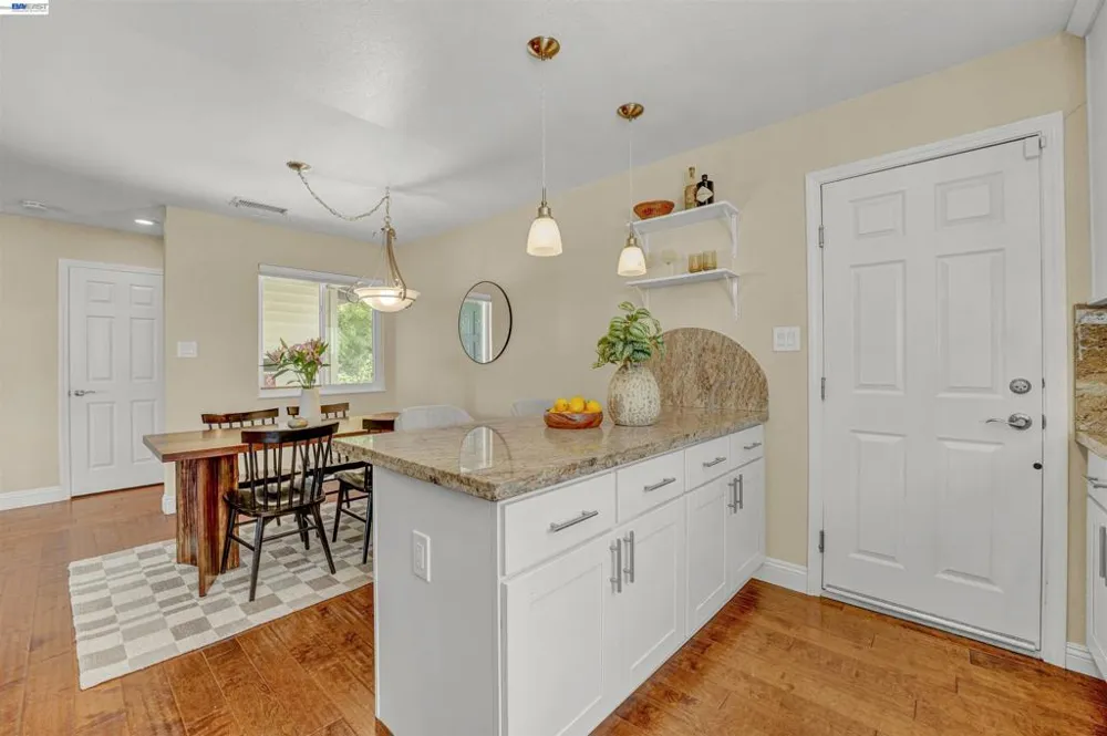 2547 Silvercrest Ct Pinole, CA 94564