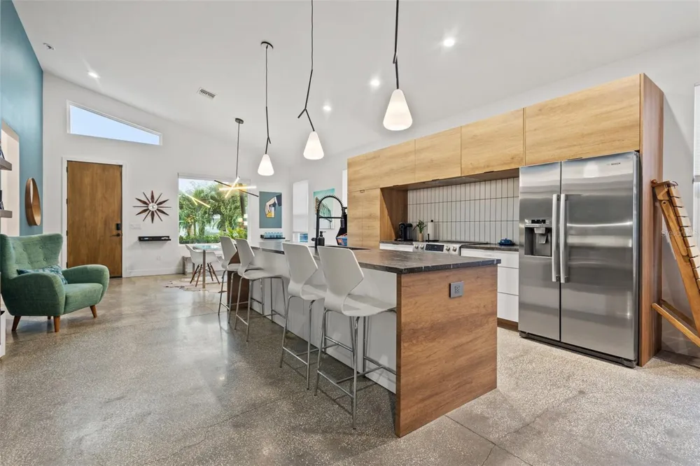 4043 7TH AVENUE St Petersburg, FL 33713