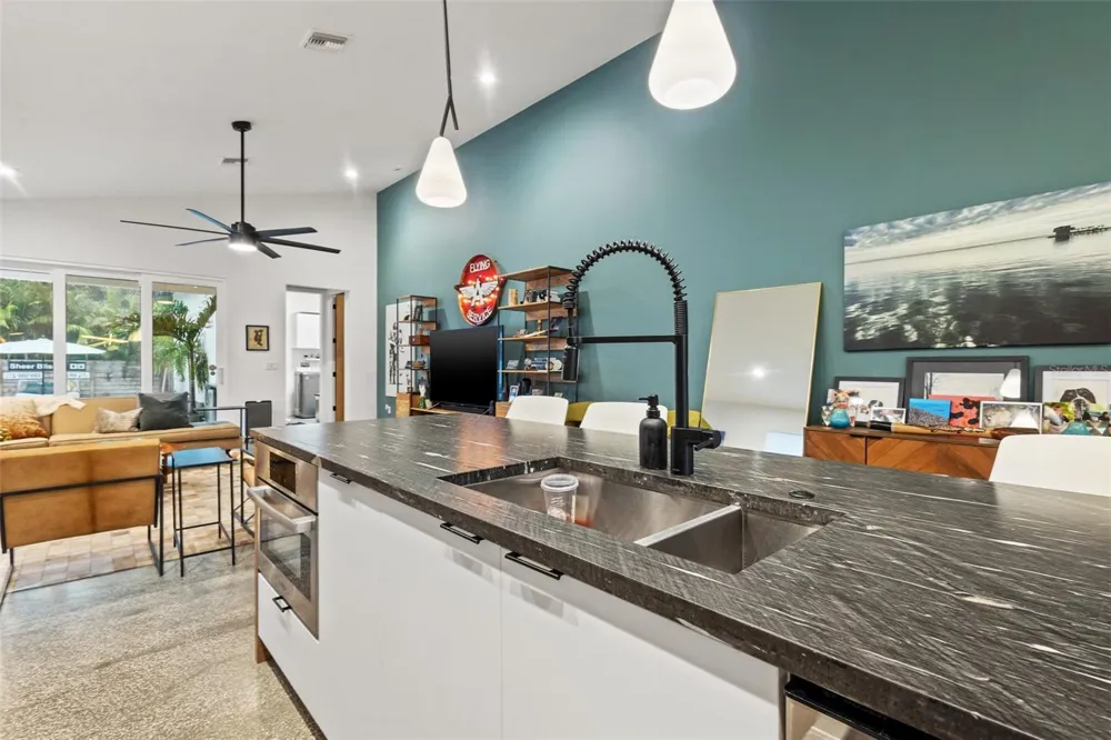 4043 7TH AVENUE St Petersburg, FL 33713