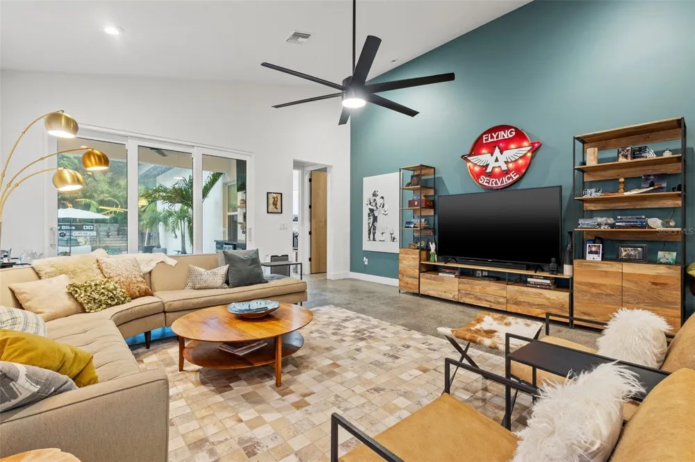 4043 7TH AVENUE St Petersburg, FL 33713