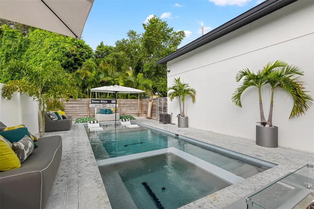 4043 7TH AVENUE St Petersburg, FL 33713