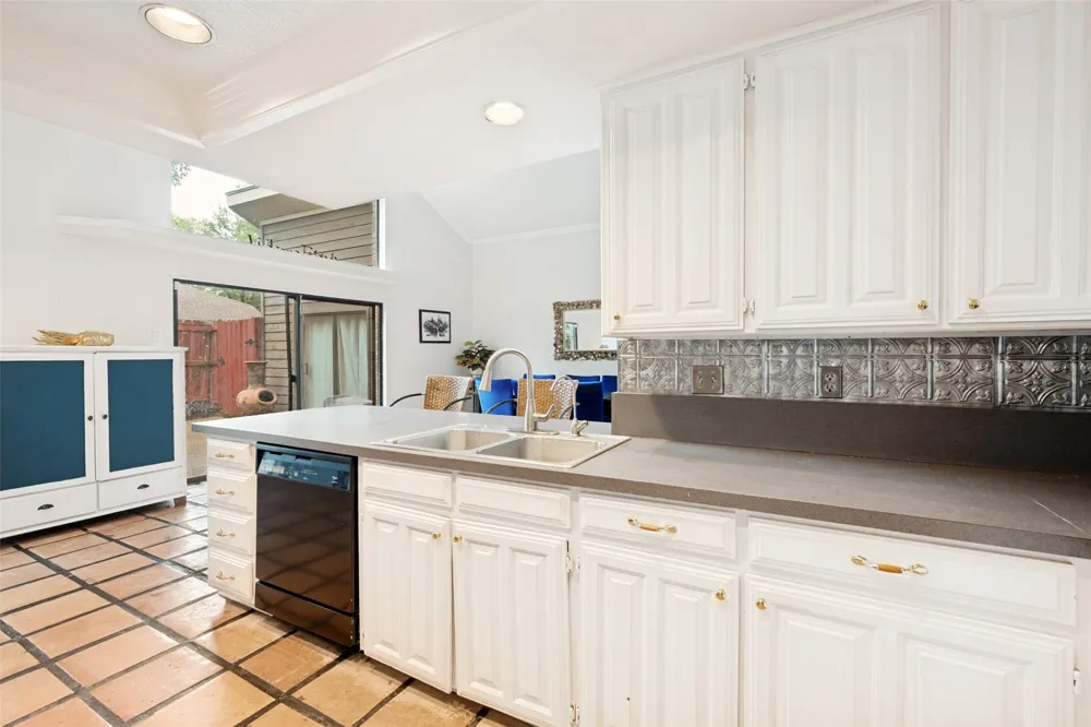 2512 Winding Hollow Lane Arlington, TX 76006