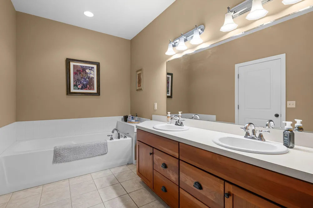 1687 S Trillium Circle Zeeland, MI 49464