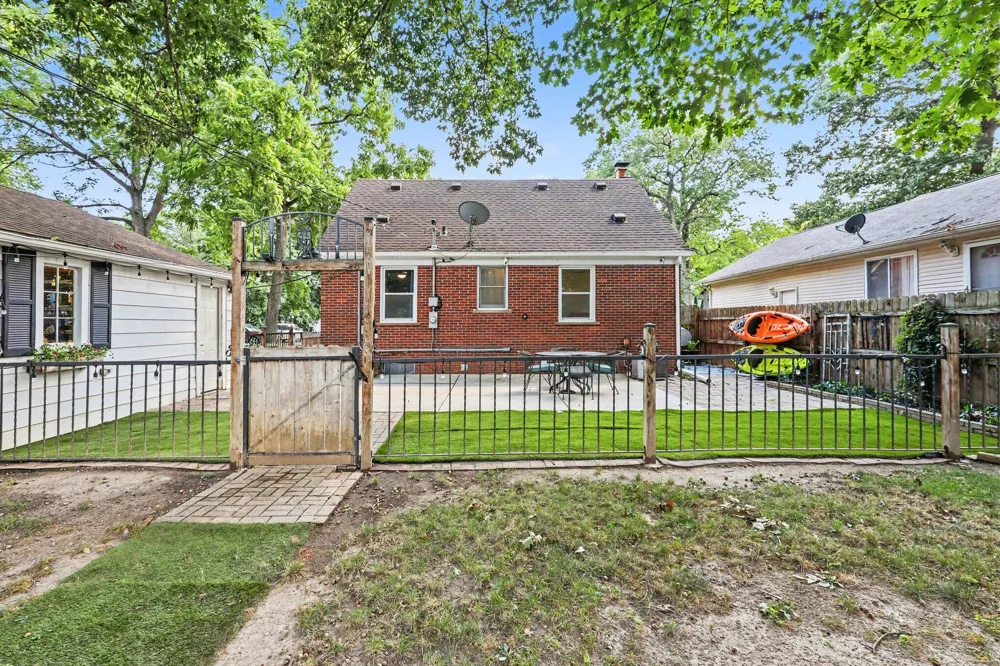 3620 Fort Drive Waterford, MI 48328