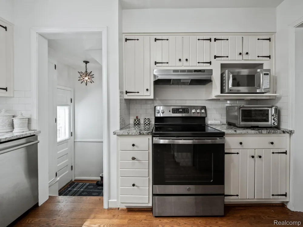 1646 S BATES STREET Birmingham City, MI 48009