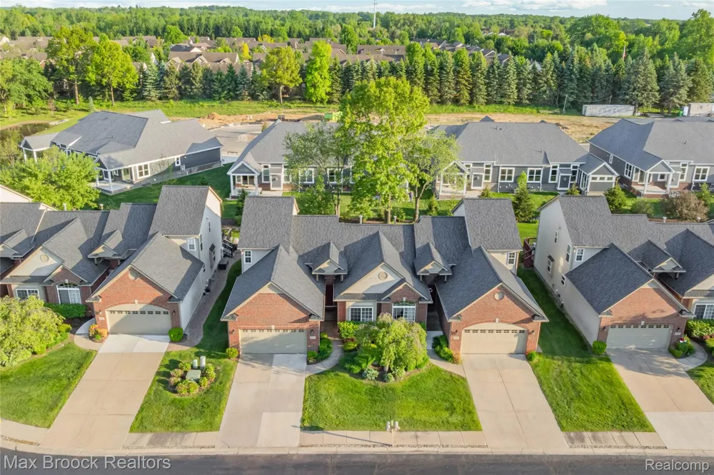 1723 Pine Forest Drive Commerce Charter Township, MI 48390