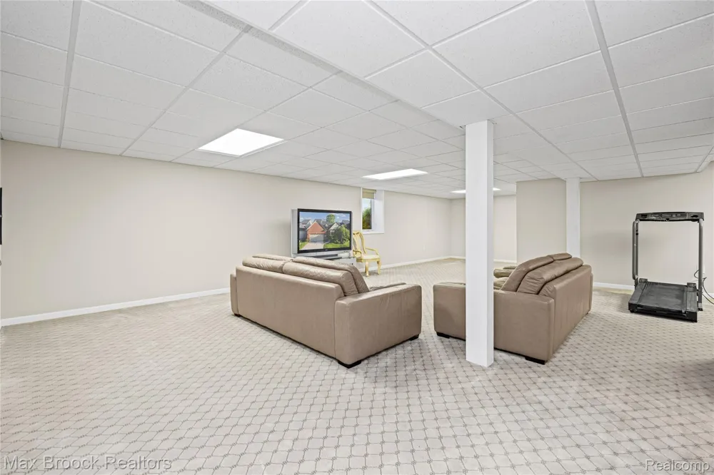 1723 Pine Forest Drive Commerce Charter Township, MI 48390