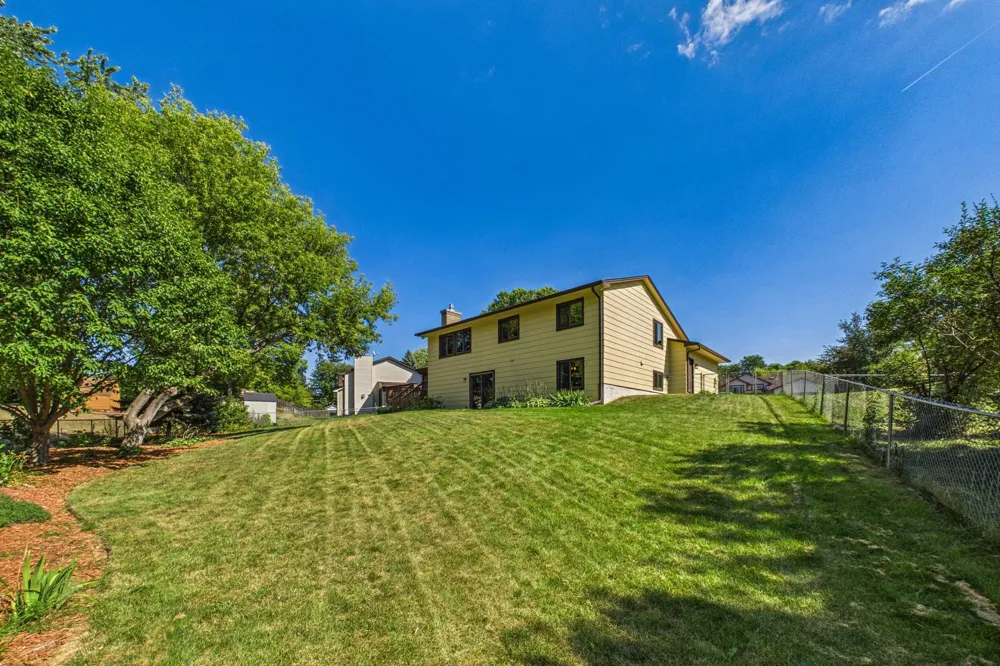 1604 Rio Loma Drive Burnsville, MN 55337