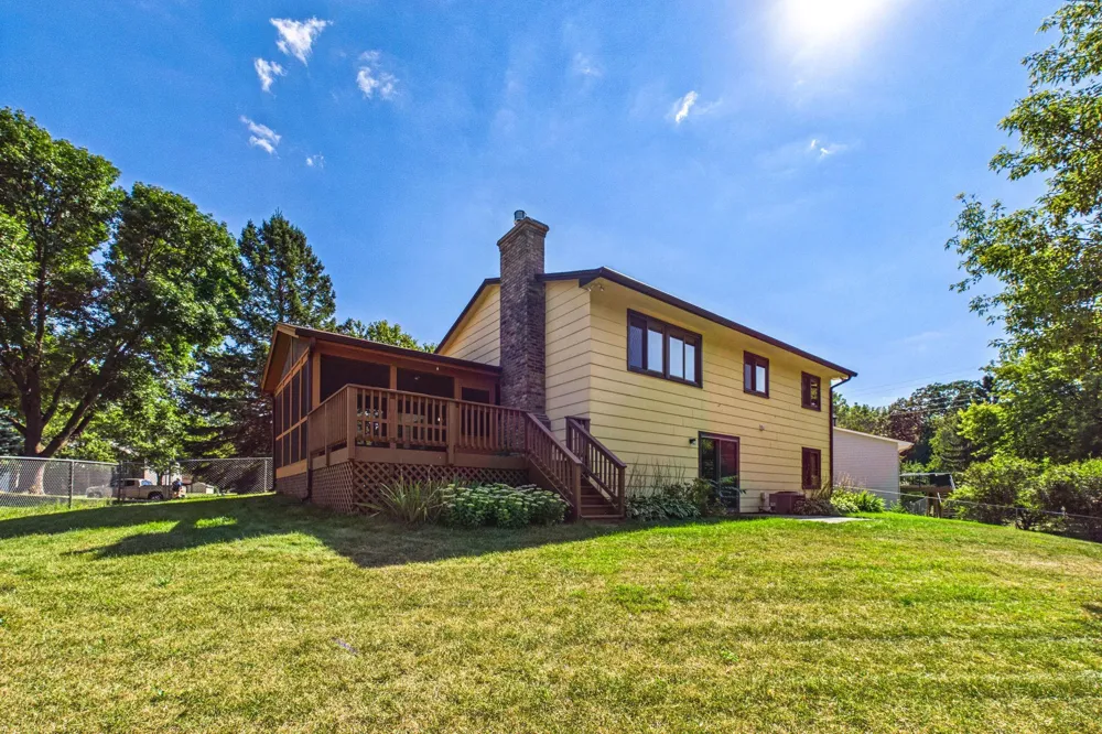 1604 Rio Loma Drive Burnsville, MN 55337