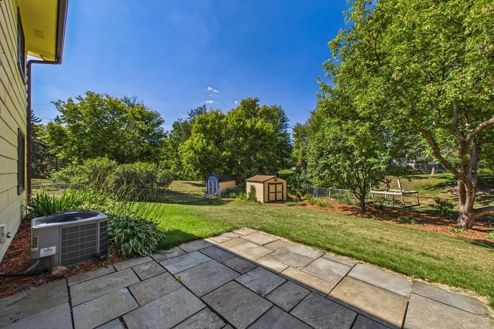 1604 Rio Loma Drive Burnsville, MN 55337