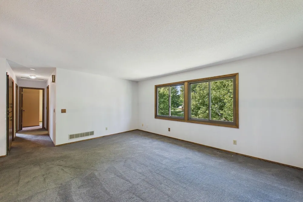1604 Rio Loma Drive Burnsville, MN 55337