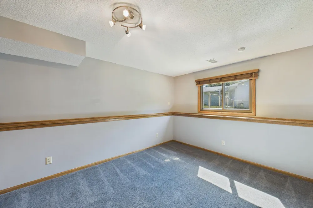 1604 Rio Loma Drive Burnsville, MN 55337