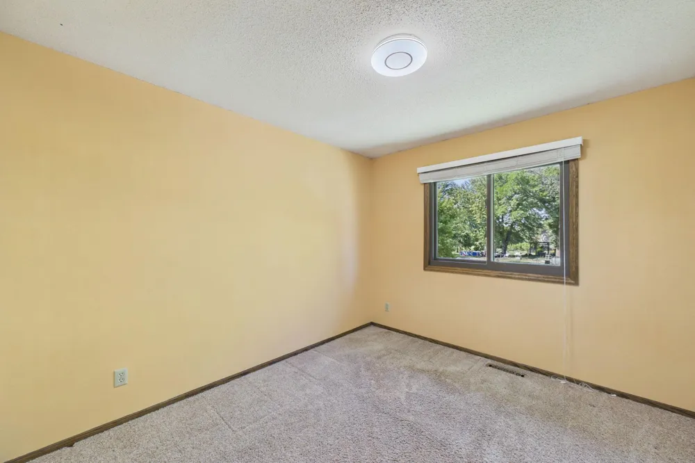1604 Rio Loma Drive Burnsville, MN 55337