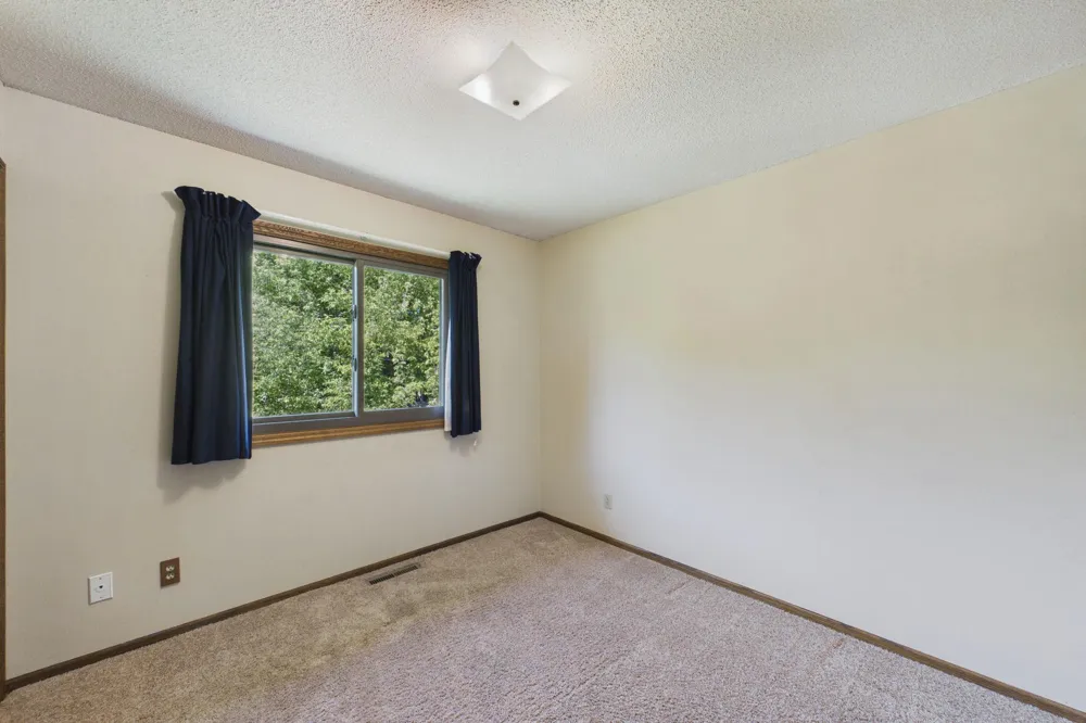 1604 Rio Loma Drive Burnsville, MN 55337