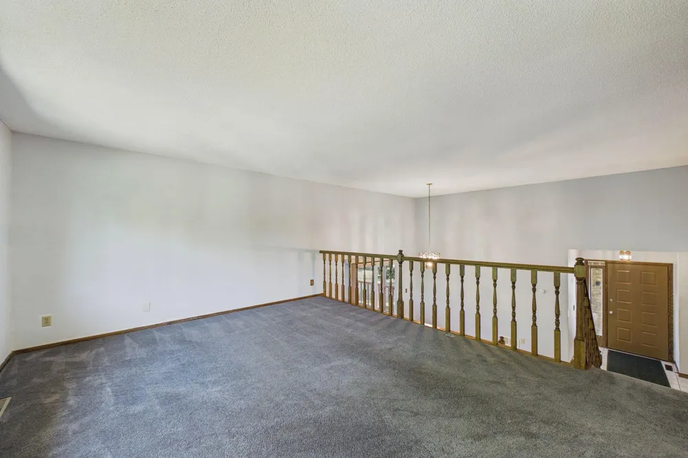 1604 Rio Loma Drive Burnsville, MN 55337